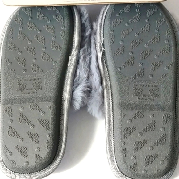 LAURA ASHLEY GRAY FUR MEMORY FOAM SLIPPERS SIZE SMALL 5-6 NWT - Picture 4 of 8